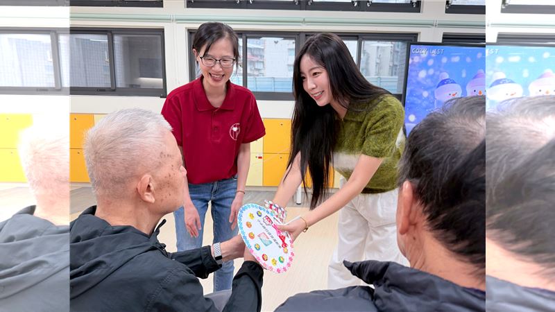 韓籍啦啦隊女神安芝儇，探訪失智症長者。（圖／2S Sportainment提供）