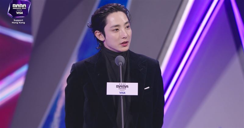 幫GD頒獎的嘉賓正是他的摯友李洙赫。（圖／翻攝自Mnet Plus）