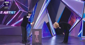 GD獲最佳男歌手　他任頒獎人台上互動超甜