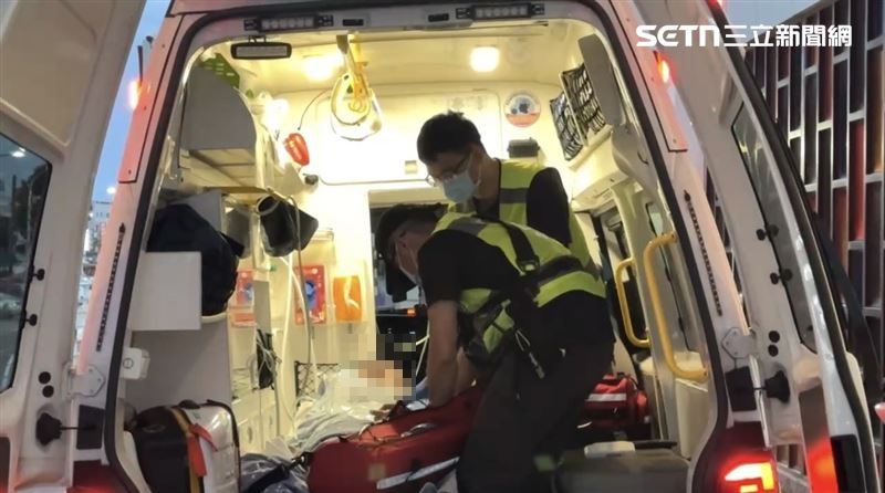 「小胖老師」袁惟仁送醫。（圖／記者王浩源攝影）