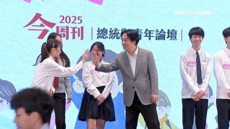 賴總統趁勢向學生們介紹各項青年政策