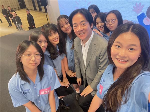 在賴清德Threads貼文底下，有學生分享合照，相當活潑可愛。（圖／翻攝自Threads @william_chingte）