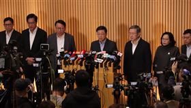 香港宏福苑大火　政府提供住宿及現金援助香港行政長官李家超（後排中間）27日率同主要官員說明大埔宏福苑大火的後續工作，包括受災居民的住宿安排，以及向每戶提供現金援助。中央社記者張謙香港攝　114年11月27日