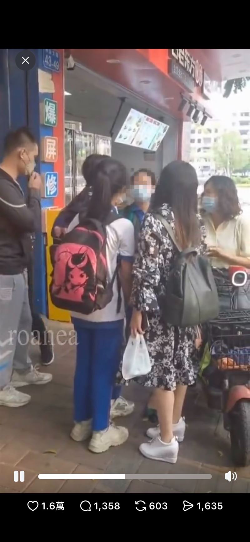 眼見聚集民眾越來越多，老婦才不甘願地把錢還給女學生。（圖／翻攝自Threads @ziyoufujian）