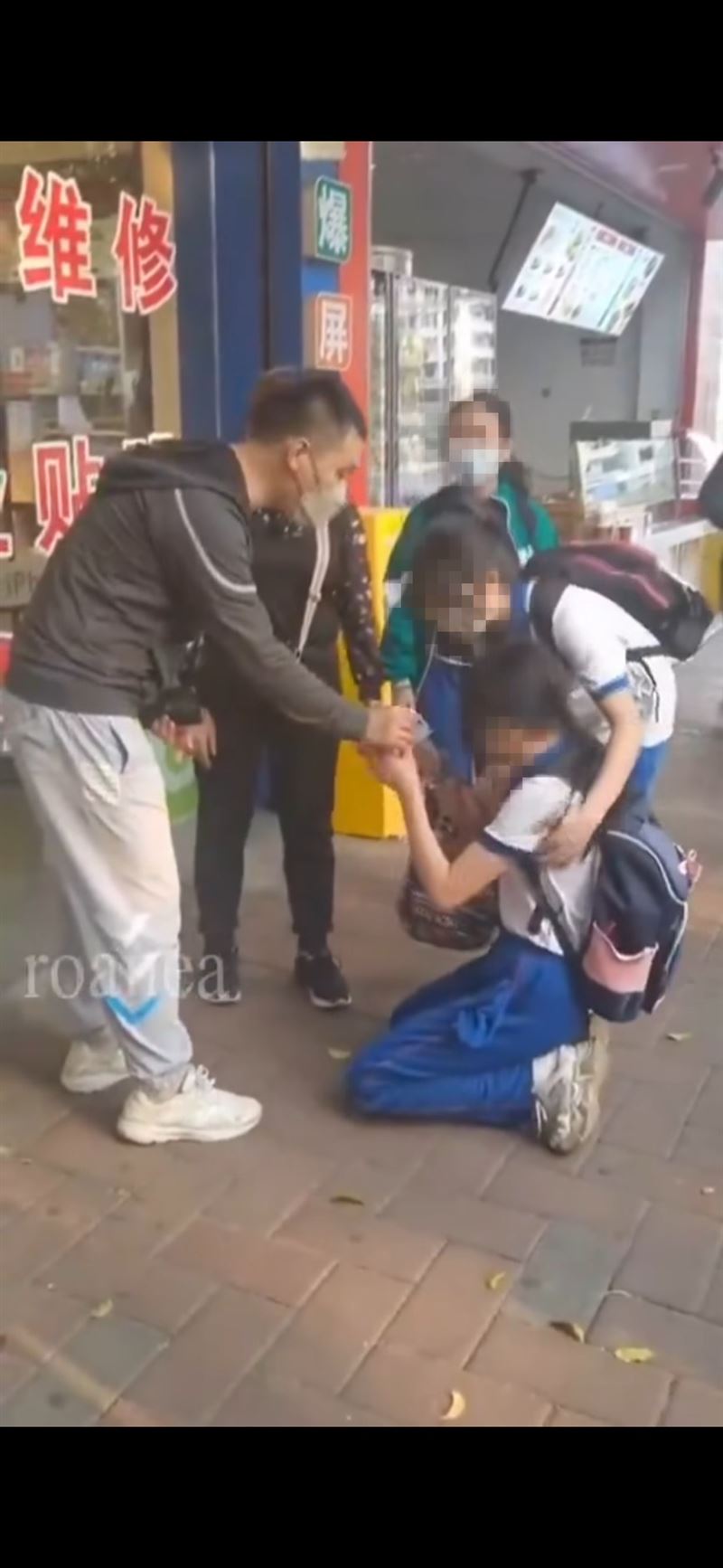 中國一名老婦把女學生掉在地上的錢取走，讓女學生嚇得跪地求饒。（圖／翻攝自Threads @ziyoufujian）