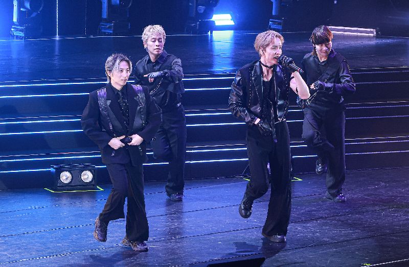 w-inds於29日晚間在台北國際會議中心開唱，成員千葉涼平（前左）、橘慶太（前右）賣力唱跳。（圖／中央社）