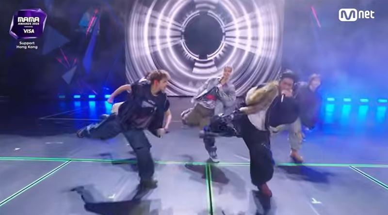 CORTIS在 MAMA 第二天的演出帶來〈GO!〉與〈FaSHioN〉。（圖／翻攝自Mnet Plus）