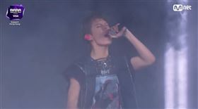 台灣籍成員JAMES（趙雨凡）前一天因為全英文致詞挨轟，這回悄悄把喊麥改成了中文。（圖／翻攝自Mnet Plus）