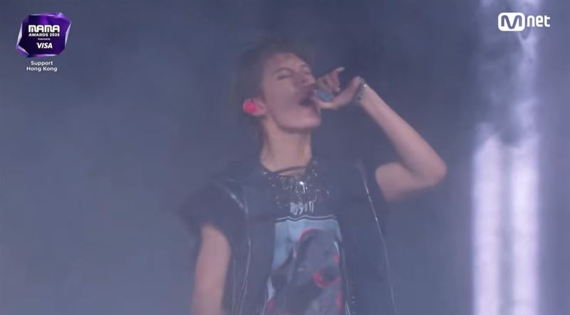 韓團台成員講英文挨轟　改中文小粉紅照罵