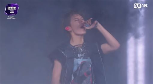 韓團台成員講英文挨轟　改中文小粉紅照罵