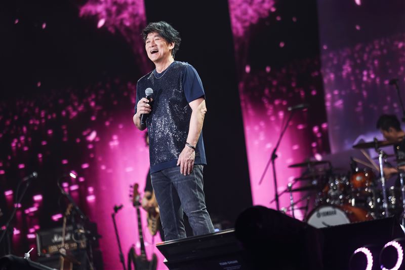 周華健高雄開唱，用紀念影片緬懷已故的音樂戰友屠穎，以真摯歌聲向老友致敬。（圖／滾石唱片提供）