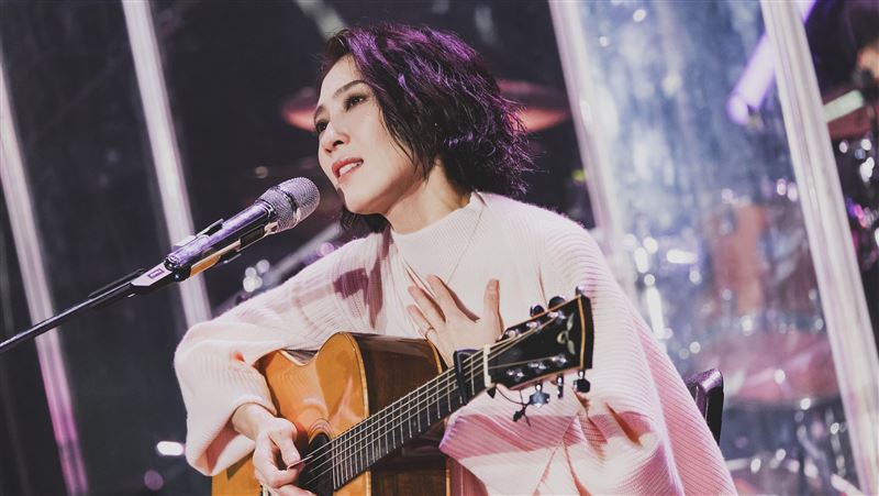 戴佩妮演唱出意外！驚喊活到快50歲第一次