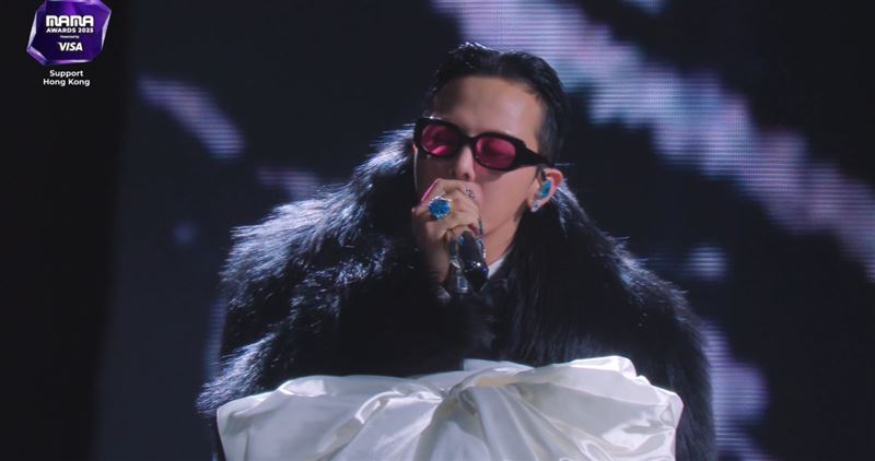 GD壓軸登上MAMA頒獎典禮表演，瞬間把現場氣氛炒熱。（圖／翻攝自Mnet Plus）