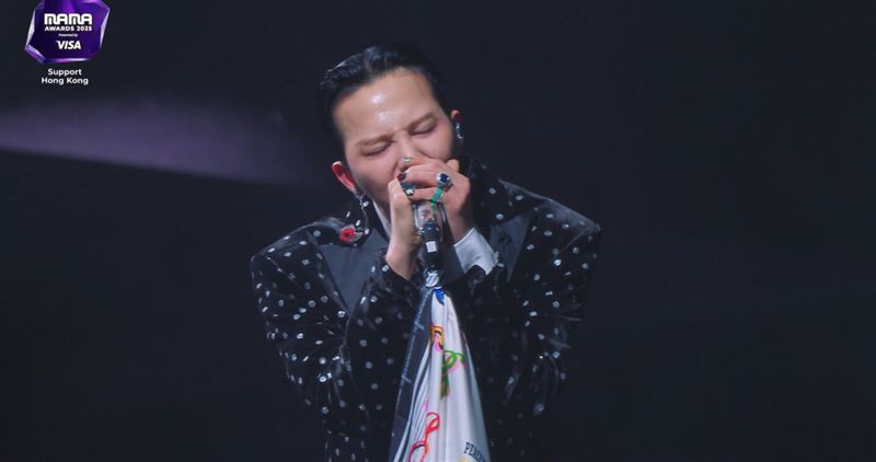 GD演唱到〈無題〉時，台下不少粉絲都聽哭。（圖／翻攝自Mnet Plus）