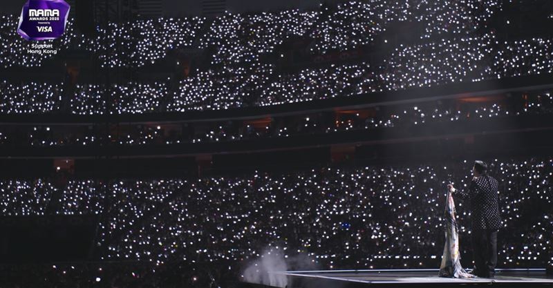 GD演唱到〈無題〉時，台下不少粉絲都聽哭。（圖／翻攝自Mnet Plus）