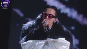 GD壓軸登上MAMA頒獎典禮表演，瞬間把現場氣氛炒熱。（圖／翻攝自Mnet Plus）