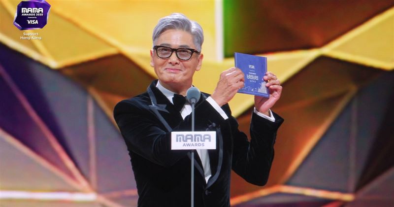 周潤發驚喜現身MAMA頒獎典禮。(圖/翻攝自Mnet Plus)