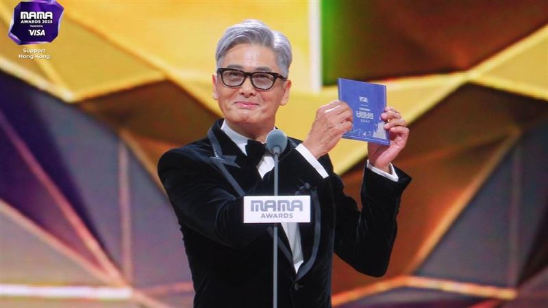 周潤發現身MAMA　三語言切換帶全場默哀