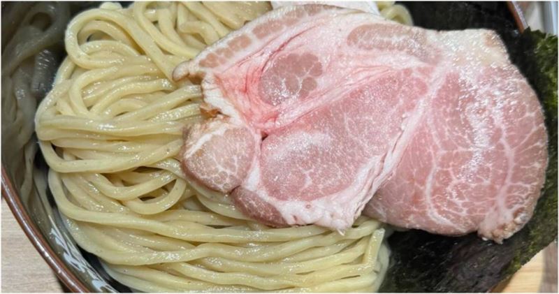 麵屋一燈被爆給客人沒有熟的叉燒肉。（圖／翻攝Threads／@yinyu._.tw）