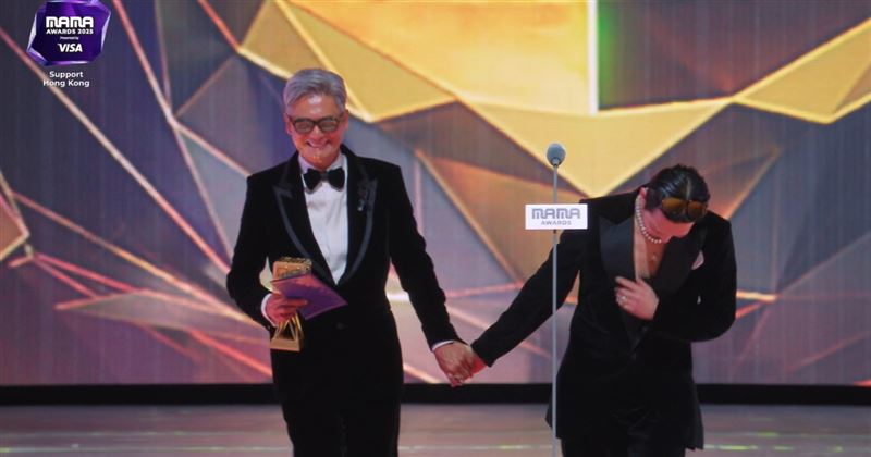 周潤發頒獎給GD，兩人台上互動相當溫馨。（圖／翻攝自Mnet Plus）