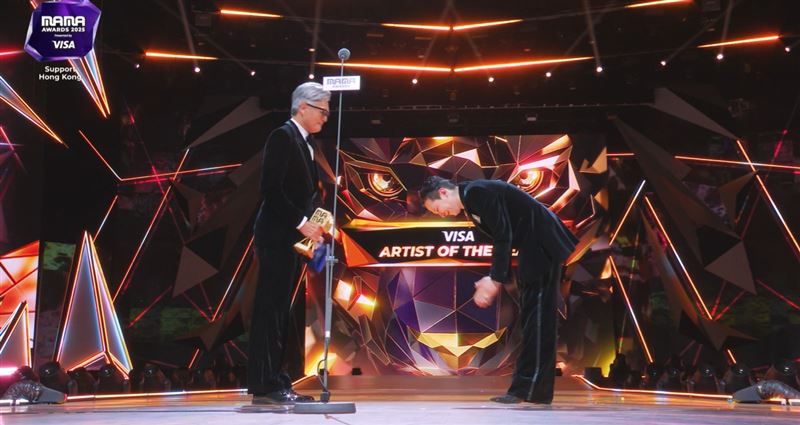 周潤發頒獎給GD，兩人台上互動相當溫馨。（圖／翻攝自Mnet Plus）