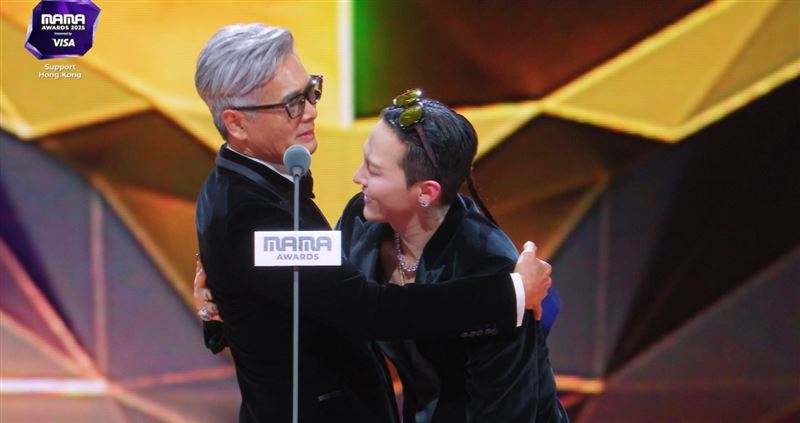 周潤發頒獎給GD，兩人台上互動相當溫馨。（圖／翻攝自Mnet Plus）