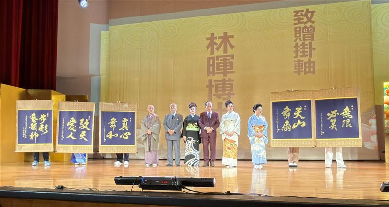 林暉博士（右三）以書法致贈墨寶予日本嘉賓，揮毫傳情、以墨會友，展現台日文化藝術交流的深厚情誼。（圖／必紅演藝提供）