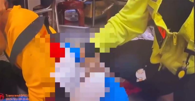 17歲少年疑有債務糾紛，被砍到臟器外露。（圖／翻攝畫面）