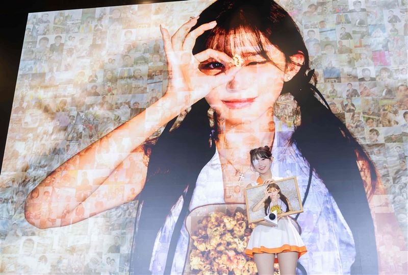 人氣女神李珠珢現身《大可同樂》粉絲見面會，即使眼疾不適，仍堅持戴眼罩與粉絲同歡，展現滿滿敬業與真摯情感。現場與粉絲互動熱絡、驚喜不斷，並親送限量「能量卡」及合影留念。台灣大同時宣布AI應用、終端、服務三路並進，Perplexity合作已吸引近40萬用戶升級體驗，打造AI真正走入生活的深度場景。（圖／台灣大哥大提供）