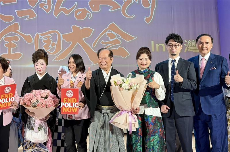 「第30回 にっぽんのおどり全國大會 in 台灣」圓滿落幕，林暉博士（中）於典禮中接受來賓獻花致意，並與日台貴賓合影留念。活動以藝術為橋樑，串聯文化與公益，展現日台友誼的溫度與國際文化交流的力量。（圖／必紅演藝提供）