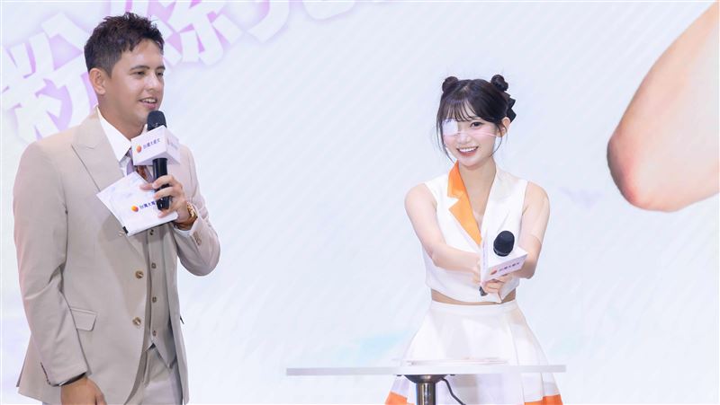 人氣女神李珠珢現身《大可同樂》粉絲見面會，即使眼疾不適，仍堅持戴眼罩與粉絲同歡，展現滿滿敬業與真摯情感。現場與粉絲互動熱絡、驚喜不斷，並親送限量「能量卡」及合影留念。台灣大同時宣布AI應用、終端、服務三路並進，Perplexity合作已吸引近40萬用戶升級體驗，打造AI真正走入生活的深度場景。（圖／台灣大哥大提供）