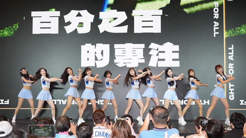 人氣女神李珠珢現身《大可同樂》粉絲見面會，即使眼疾不適，仍堅持戴眼罩與粉絲同歡，展現滿滿敬業與真摯情感。現場與粉絲互動熱絡、驚喜不斷，並親送限量「能量卡」及合影留念。台灣大同時宣布AI應用、終端、服務三路並進，Perplexity合作已吸引近40萬用戶升級體驗，打造AI真正走入生活的深度場景。（圖／台灣大哥大提供）