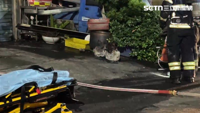 消防人員清理火場時，在2樓發現一具女性遺體。（圖／翻攝畫面）