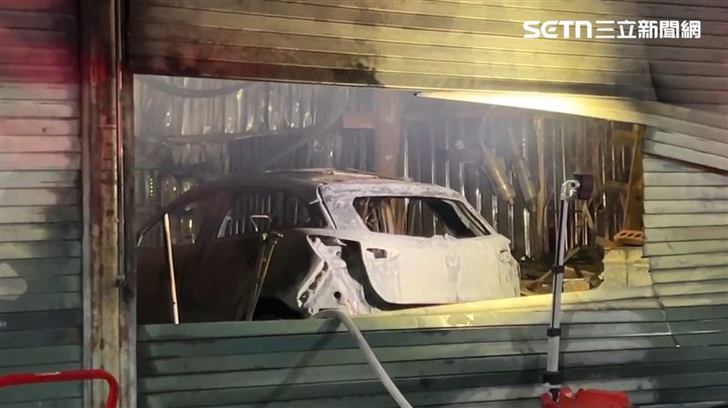 高雄市大樹區某汽車保養廠昨（29）日凌晨發生火警。（圖／翻攝畫面）