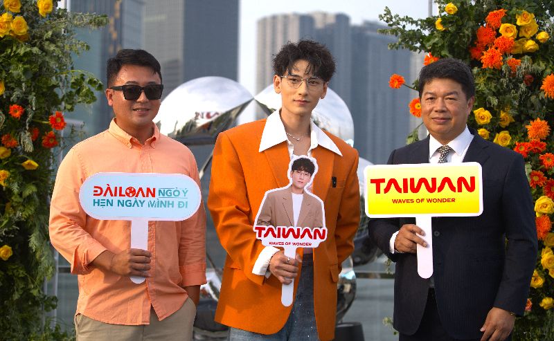 駐胡志明市辦事處處長韓國耀（右）、觀光署駐胡志明市辦事處主任周欣毅（左）與觀光大使暨越南人氣偶像Isaac（中）合影。（圖／中央社）