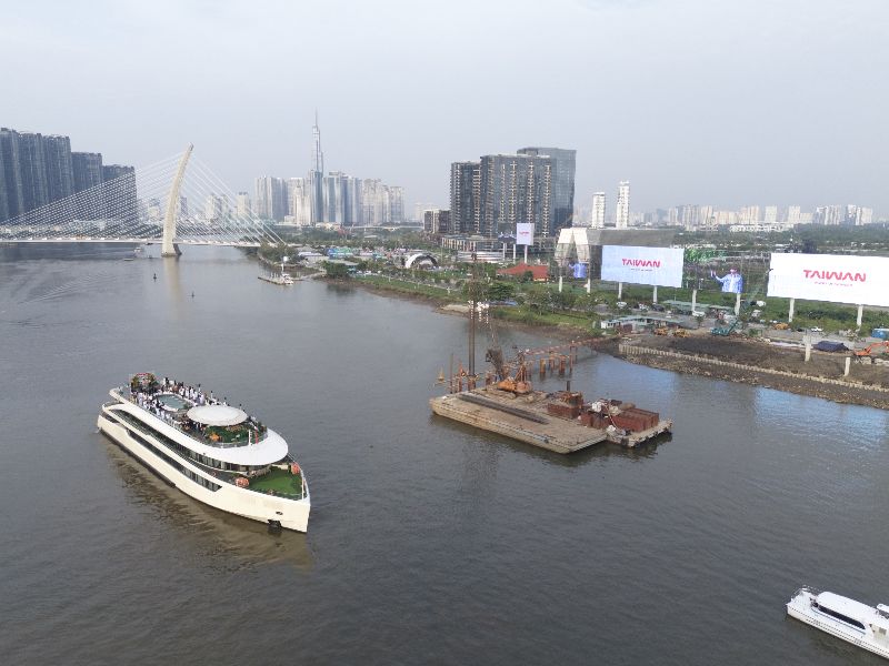 觀光署駐胡志明市辦事處28日觀光宣傳代表發布會中，於西貢河畔、世界最大型河岸LED螢幕上首映播放觀光大使Isaac來台拍攝的宣傳影片，相當吸睛，效果十足。（圖／中央社）