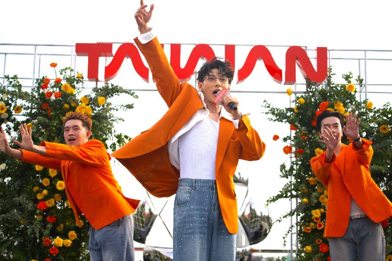 觀光署駐胡志明市辦事處28日在西貢河包下郵輪甲板，宣布越南知名男歌手及演員Isaac（中）擔任最新台灣旅遊推廣大使。Isaac在越南極受歡迎，且多年前就因工作訪台而愛上台灣。（圖／中央社）