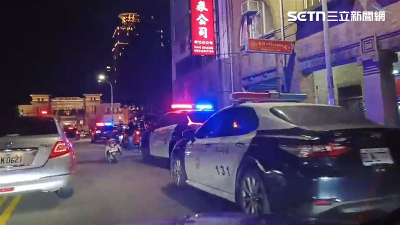 警方在第一時間，於300公尺外的市警局旁逮到4名嫌犯。（圖／民眾提供）