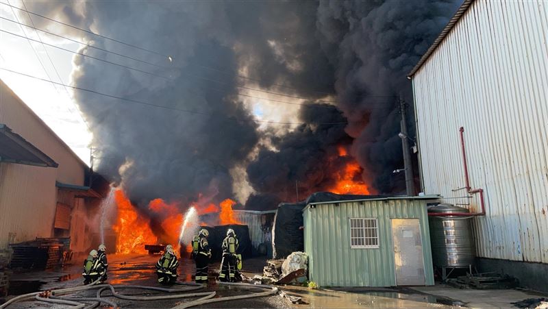 桃園蘆竹回收工廠火警！火光濃煙直竄天際