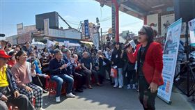 南投監理站邀沈文程紫南宮宣導高齡換照台中區監理所南投監理站29日在南投竹山紫南宮舉辦「高齡換照代言人快閃活動」，代言人沈文程（前右）和來到紫南宮的長輩們互動，分享高齡換照流程以及自己先前換照的經驗。（南投監理站提供）中央社記者吳哲豪傳真　114年11月29日