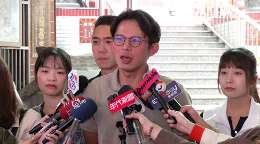 黃國昌嗆告鏡週刊　律師：騙小草不懂法律