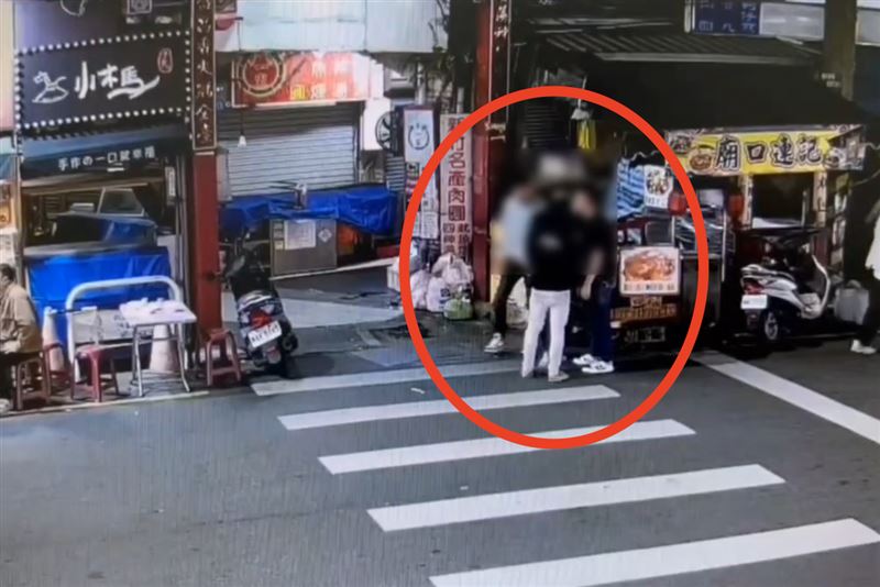 17歲孫姓少年因欠下1萬多元的債務，遭陳姓兄弟檔尋仇，其中4人在城隍廟外集結。（圖／翻攝畫面）