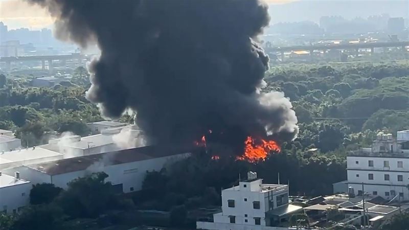 桃園蘆竹的某回收工廠發生火警。（圖／翻攝記者爆料網）