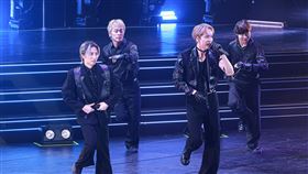 日團w-inds台北開唱日本唱跳男團w-inds於29日晚間在台北國際會議中心開唱，成員千葉涼平（前左）、橘慶太（前右）賣力唱跳。中央社記者王心妤攝　114年11月29日