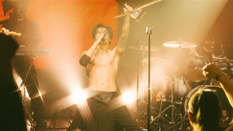 林昶佐精壯身材炸裂芬蘭　網嚇傻：49歲了