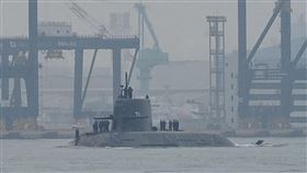 海鯤艦第5次浮航海測（1）潛艦國造原型艦海鯤號28日上午再度出海進行第5次浮航測試；台船公司將持續依測試結果，進行各系統調校改善。中央社記者董俊志攝　114年11月28日