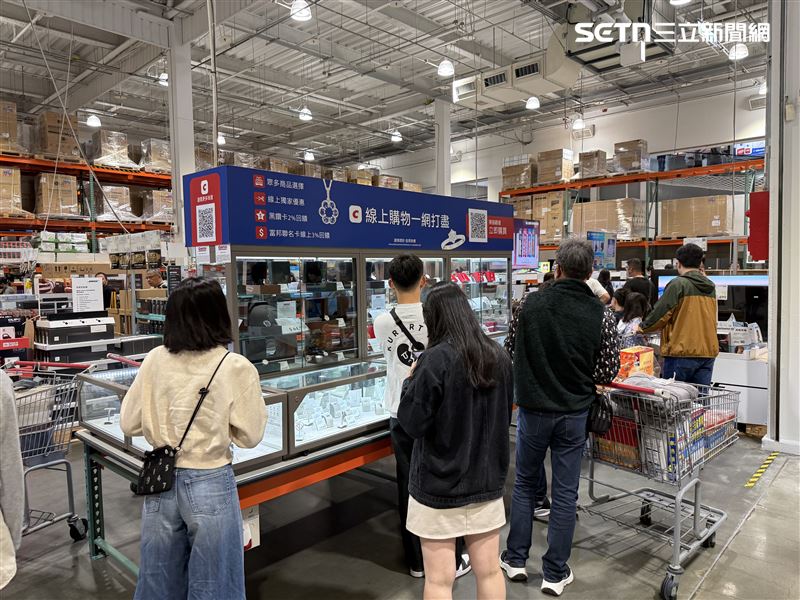 有網友笑說，每次進場前都告訴自己「只買一點」，但結帳時卻完全想不起來那些東西是什麼時候放進推車的。（圖／記者李育道攝影）