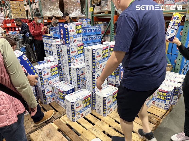 「ARIEL抗臭新配方洗衣精補充包」今年現折190元，每張會員卡限購6箱，幾乎所有會員都是1至2箱起跳，搶購相當踴躍。（圖／記者李育道攝影）