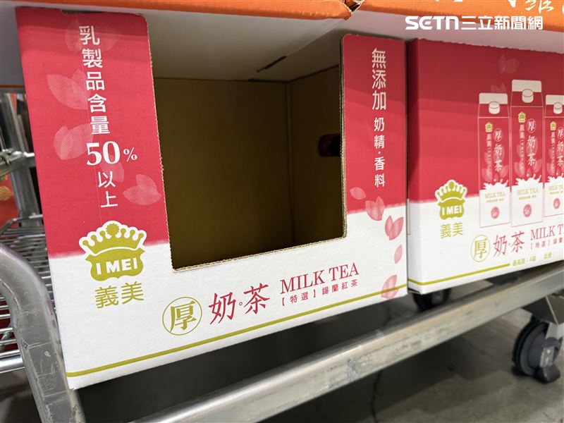 第三天啟動優惠的義美厚奶茶（946毫升×3瓶），（原價149元、特惠價119元、現折30元），因數量有限，開店2小時即全數售罄。 （圖／記者李育道攝影）