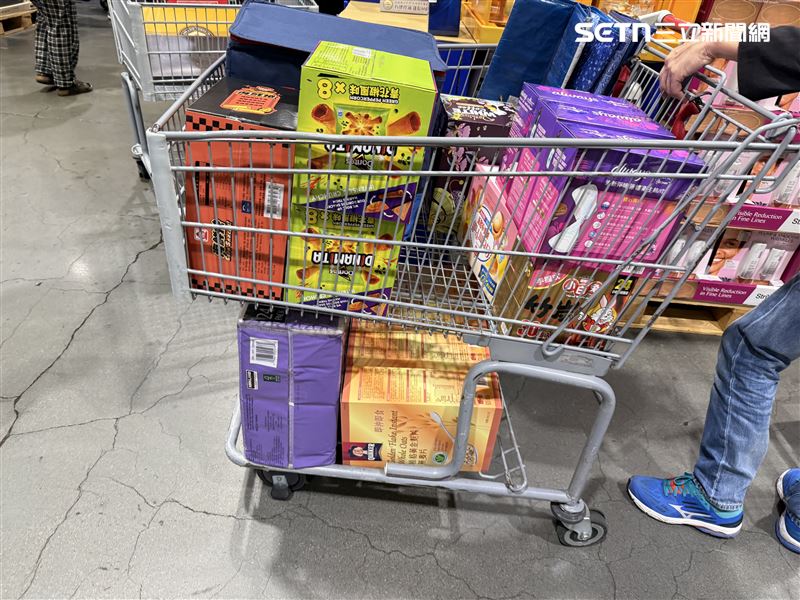 會員幾乎都是1-2箱採購特惠商品。（圖／記者李育道攝影）